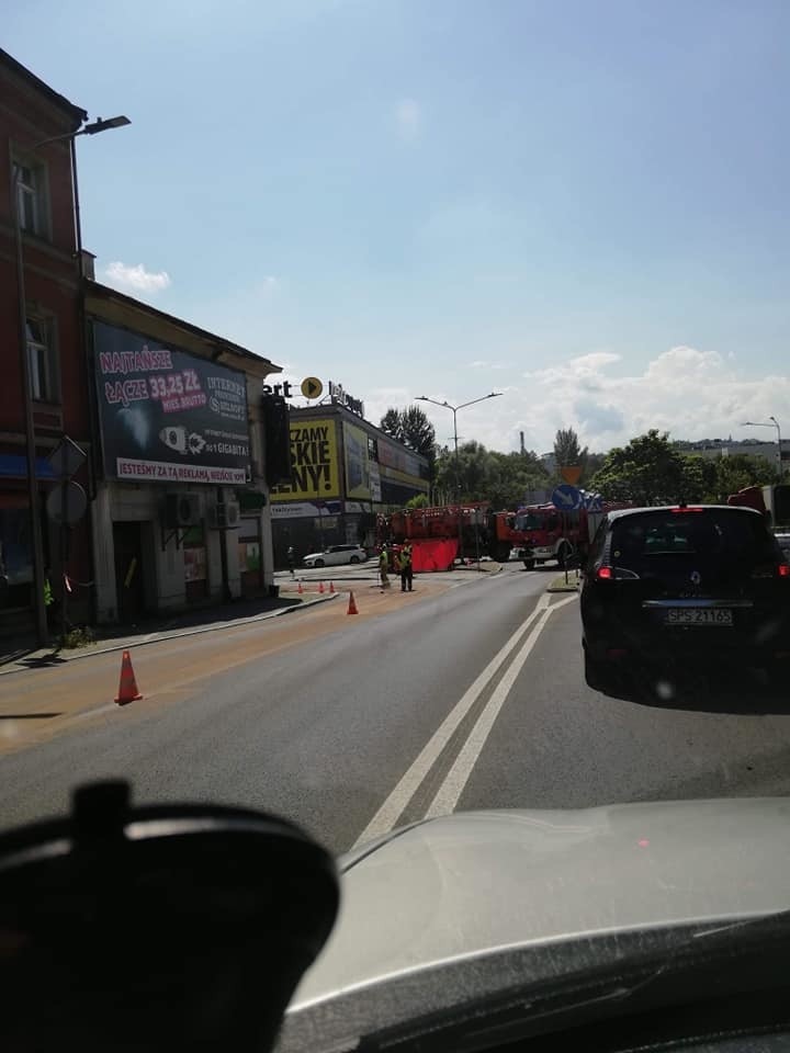 Tragiczny wypadek w Cieszynie na rondzie. Zginełą pasażerka....