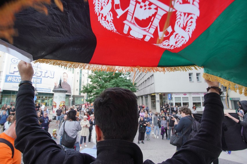 „Nikt nie jest nielegalny!” Protest solidarnościowy z osobami z Afganistanu w Poznaniu