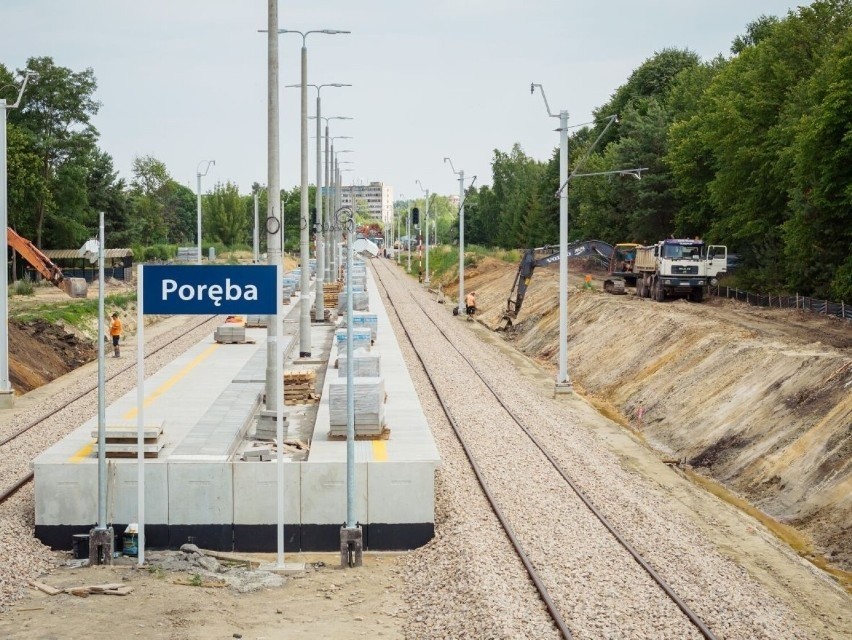 Budowany, dwukrawędziowy peron na stacji Poręba