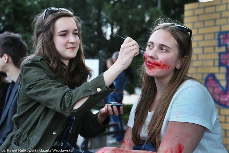 Zombie Walk we Wrocławiu. 300 osób przeszło w marszu żywych trupów (ZDJĘCIA)