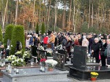 Wszystkich Świętych 2023. Zatłoczone ulice w pobliżu cmentarzy w Białobrzegach. Mnóstwo ludzi odwiedzało groby bliskich