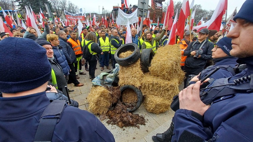 Protest rolników we Wrocławiu 15 lutego - wysypana gnojówka pod urzędem