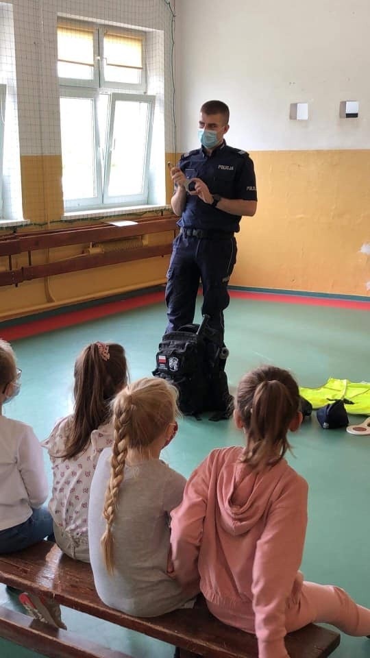 Policjant w szkole w Niedarzynie. Stop hejtowi i przemocy