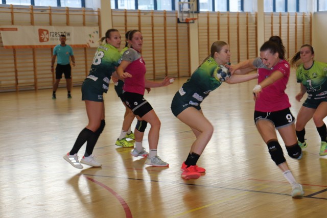 Handball Rzeszów (czerwone stroje) nie dał rady rywalkom z Radomia.