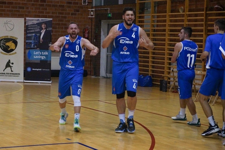 Tak zawodnicy Enei Basket Poznań cieszyli się po zwycięstwie...