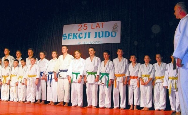 Drużyna hajnowskich judoków podczas uroczystości jubileuszowych w Hajnowskim Domu Kultury