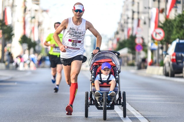 Kielczanin Mateusz Sala z synem Antkiem w wózku pokonał trasę Maratonu Solidarności w Gdański. I poprawił rekord Polski.