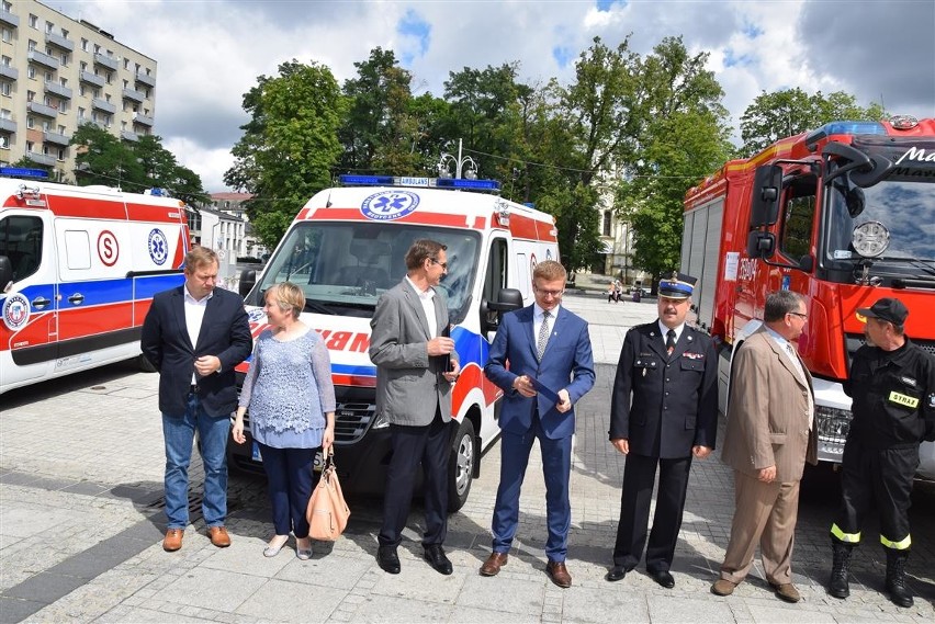 Nowe karetki i wóz strażacki w Częstochowie [ZDJĘCIA]