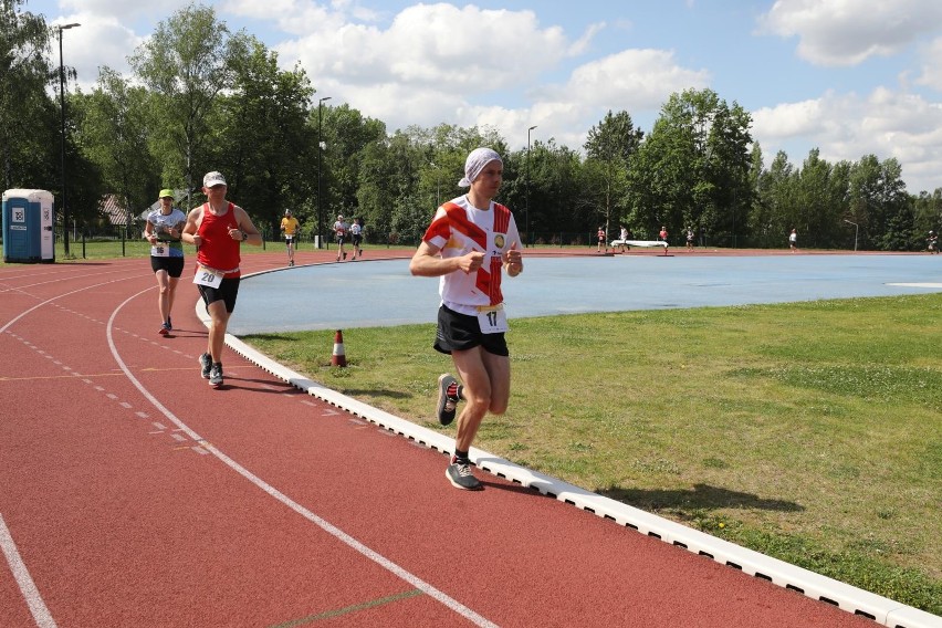 Ultramaratończycy rywalizowali na bieżni stadionu MOSiR...