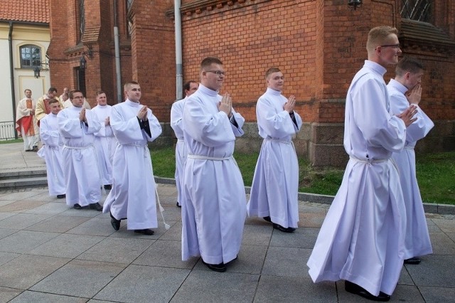 Abp Edward Ozorowski 27maja br. w czasie uroczystej Mszy św. w białostockiej archikatedrze pw. Wniebowzięcia Najświętszej Maryi Panny udzielił on sakramentu święceń w stopniu diakonatu dziesięciu alumnom Archidiecezjalnego Wyższego Seminarium Duchownego w Białymstoku.