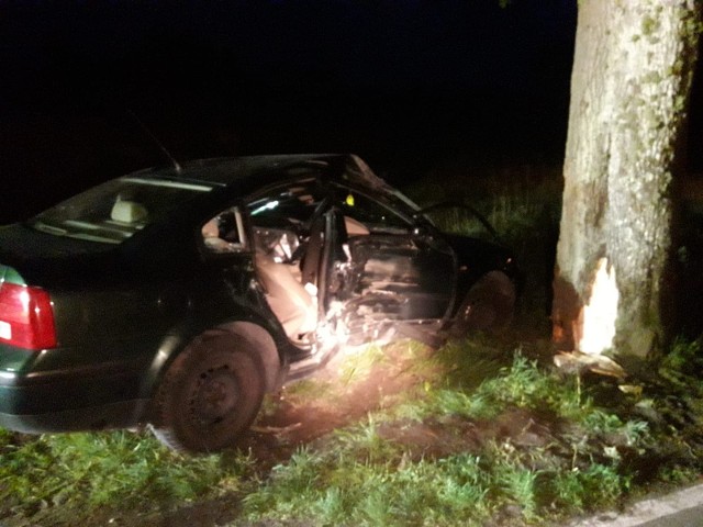 Do zdarzenia doszło w okolicy miejscowości Maszkowo. Kierowca z niewyjaśnionych przyczyn zjechał z drogi i uderzył w drzewo. Dwie osoby zostały ranne. Na miejscu była policja straż i pogotowie. Trwa wyjaśnianie okoliczności tego zdarzenia. Zobacz także: Wypadek w Skibnie