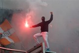 Zakaz stadionowy i prace społeczne za odpalenie rac na stadionie 