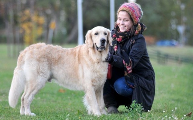 Anna Imiołczyk na spacerze z psem Rufusem uważa, że wybieg dla psów to bardzo dobry pomysł.