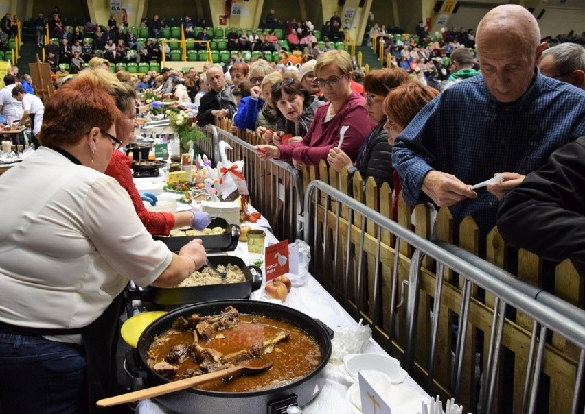 W hali widowiskowo-sportowej przy al. Niepodległości 4 w...