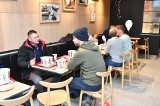 Restauracja KFC i stacja paliw Shell w Szewcach przy ekspresowej "siódemce" otwarte. Było mnóstwo ludzi