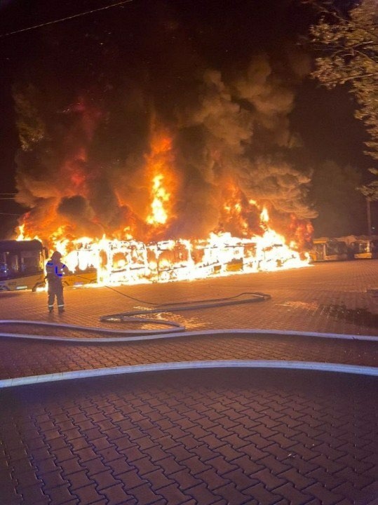 Wielki pożar w Bytomiu. Spłonęło 10 autobusów. Zapaliły się w nocy w zajezdni autobusowej