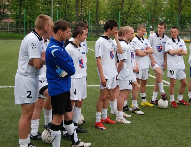 Drużyna Rodziny I Kielce, która zajęła drugie miejsce w IX Ogólnopolskim Turnieju Piłki Nożnej Juniorów Starszych rozgrywanym w Kielcach.