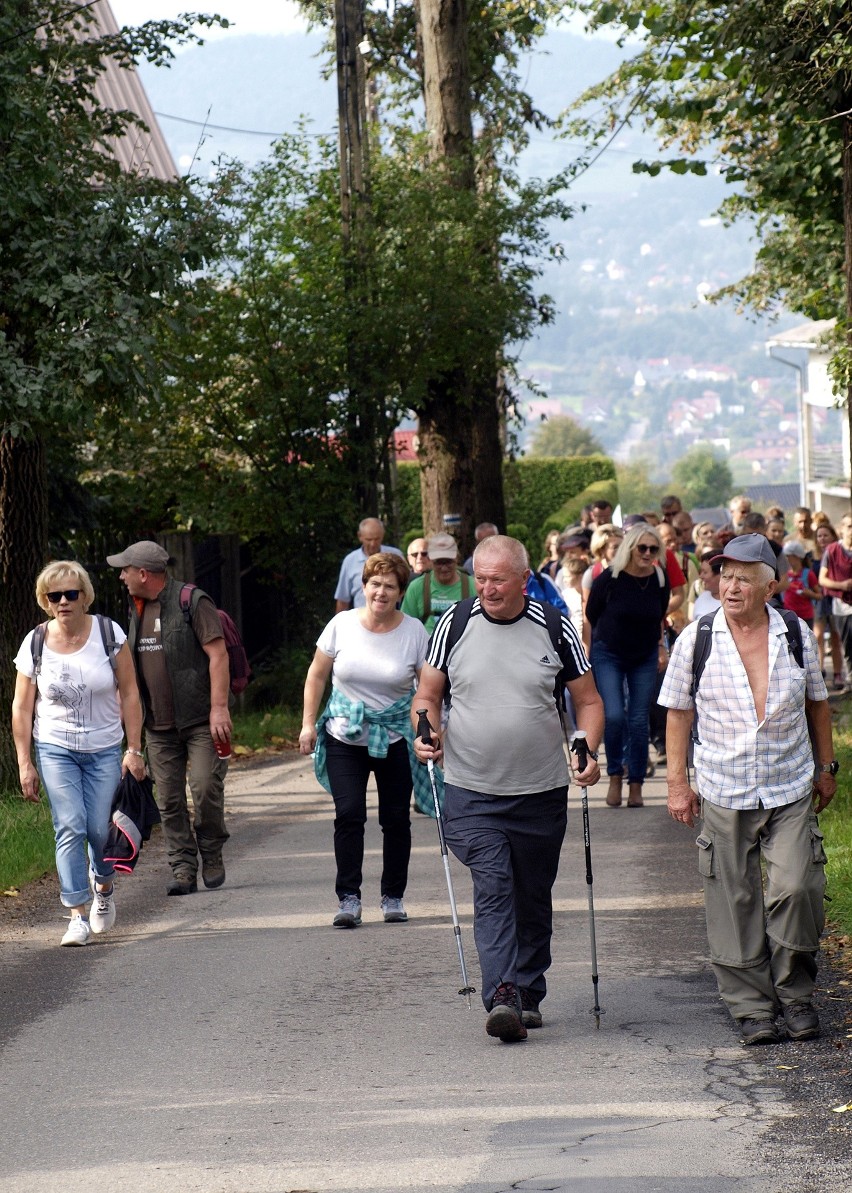 Odkryj Beskid Wyspowy. 53 złote rysie na Miejskiej Górze. W niedzielę szczyt zdobyło ponad 700 turystów