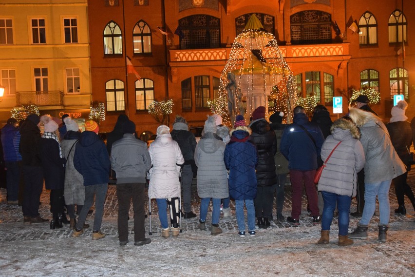 Kilkudziesięciu chojniczan pod fontanną ze światełkiem dla prezydenta Adamowicza [zdjęcia]