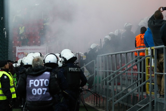 Puchar Polski. Drugoligowy Widzew Łódź w 1/16 finału. We wtorek wyeliminował Śląsk Wrocław i to dzięki dwóm bramkom Marcina Robaka. Pierwszą połowę zakłócili kibice gości, którzy odpalonymi racami rzucali w gospodarzy. Interweniowała policja z armatką wodną. Zobaczcie zdjęcia z trybun i boiska.