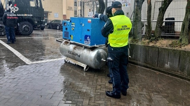 Opolskie służby celno-skarbowe przekazały szpitalom sprzęt pochodzący z przestępstwa, a dokładnie z nielegalnej fabryki papieros&oacute;w.