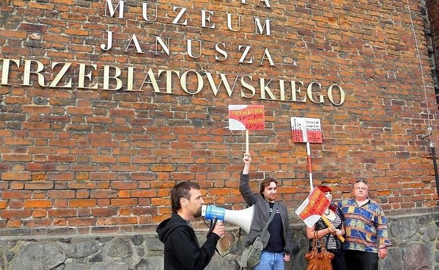 Demonstranci pod basztą Trzebiatowskiego, z lewej Radek Sawicki