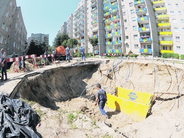 Od kilkunastu dni życie mieszkańców od. Pomorskiego skutecznie uprzykrza ogromny wykop