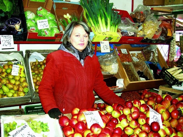 - Pracuję na bazarze już siedem lat - mówi Anna Kalinowska. - Sprzedaję warzywa i owoce. Nie narzekam. Chyba nie chciałabym szukać innego zajęcia, chociaż nie jest to lekki chleb. Ale tutaj mam kontakt z ludźmi, znam stałych klientów. Bazar ma swoją niepowtarzalną atmosferę.
