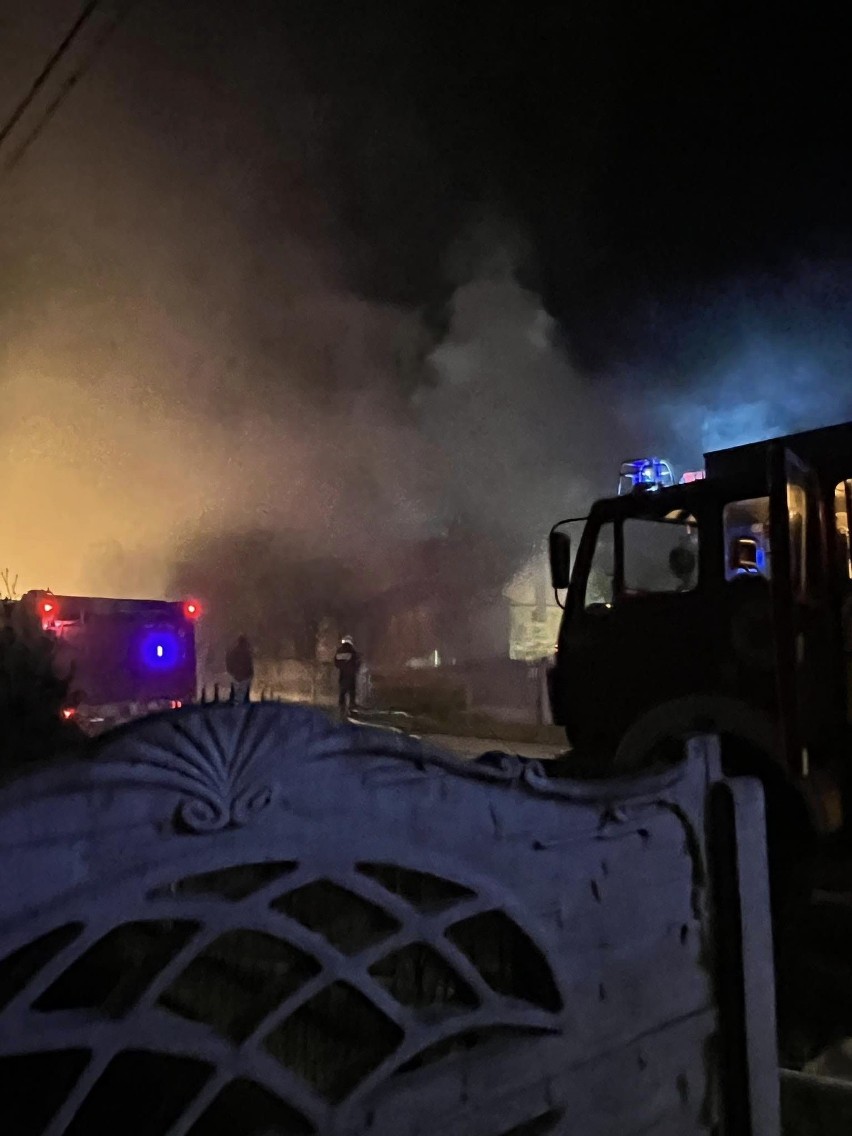 Pożar budynku w Woli Kuczkowskiej. Strażacy walczyli z ogniem