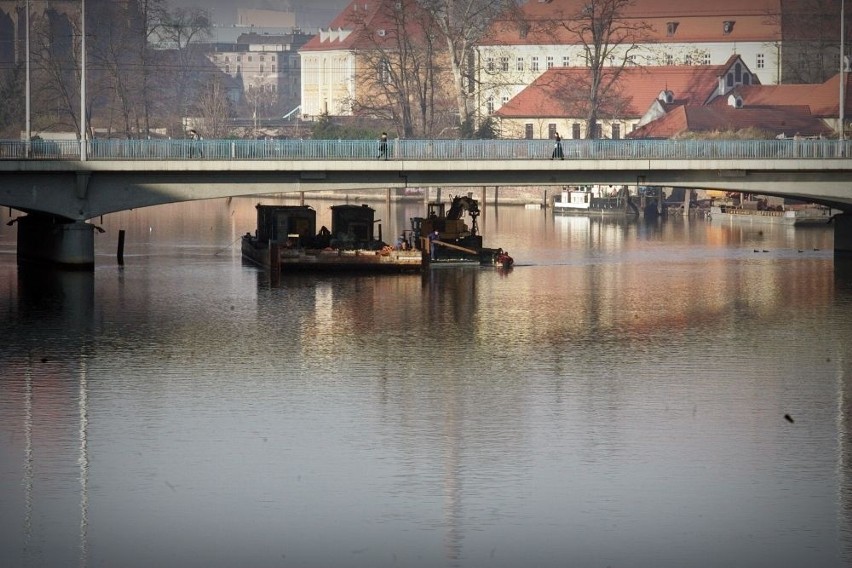 Wrocław: Ładunki wybuchowe pod mostem Pokoju. Saperzy kruszyli beton