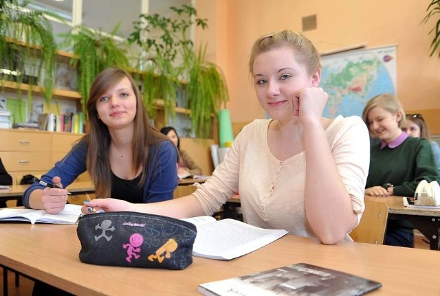 Im bliżej egzaminu, tym bardziej się denerwuję &#8211; mówiła wczoraj Monika Wysocka (z lewej), uczennica białostockiego gimnazjum nr 2. Razem z koleżanką Eweliną Marcinkiewicz utrwalały wczoraj wiedzę. Obie zamierzały także posiedzieć jeszcze nad książkami w domu.