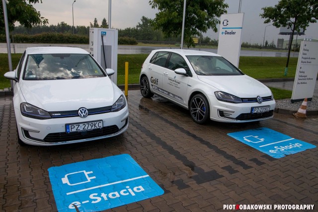 Volkswagen wprowadził do swojej oferty dwa nowe Golfy. E-Golf to pojazd z silnikiem elektrycznym. Jest także wersja z napędem hybrdowym.