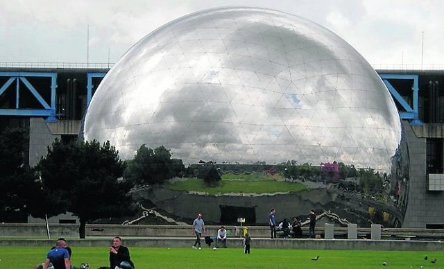 W futurystycznej kuli mieści się kino panoramiczne