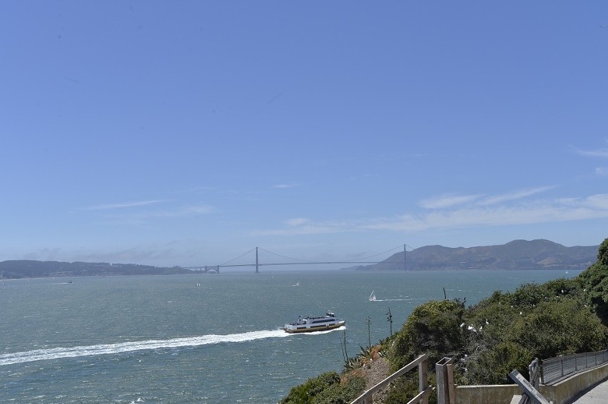 Przy ładnej pogodzie z wyspy widać  słynny most Golden Gate,...