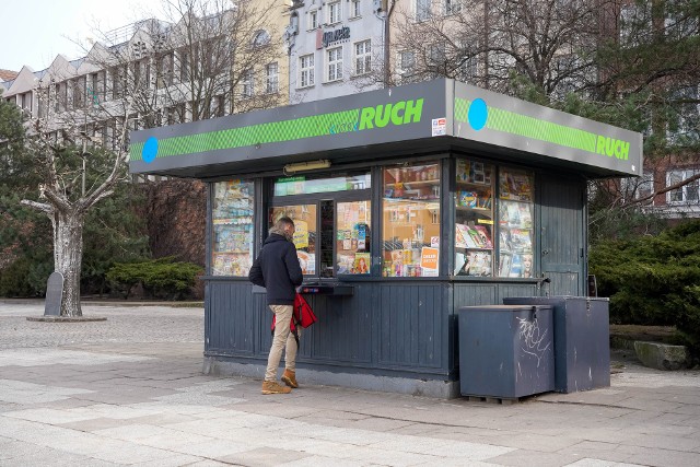 Złota era kiosków już minęła. Dziś wiele ich funkcji przejęły aplikacje internetowe. W sieci kupimy bilet na autobus, pobierzemy najnowsze informacje, doładujemy telefon...