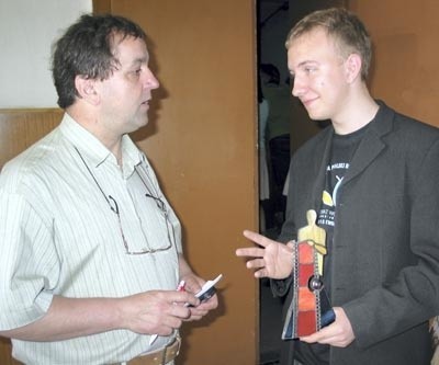 Uczeń Marcin Kosicki, który zgarnął dwa Wizuale (jeden za pierwsze, drugi za drugie miejsce) rozmawia z członkiem jury Wiesławem Siemieńczukiem