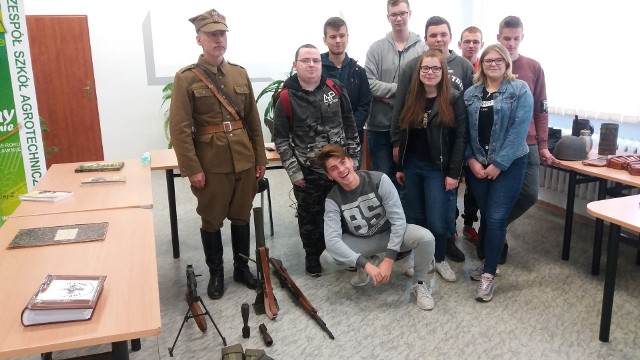 Na zaproszenie uczniów i nauczycieli Zespołu Szkół Agrotechnicznych w Sławnie mjr rez. Andrzej Liberek dowódca Grupy Rekonstrukcji Historycznej „GRZMOT” działającej przy klubie 7 Brygady Obrony Wybrzeża w Słupsku, przedstawił historię, tradycje i szlak bojowy 1 Morskiego Pułku Strzelców.W czasie „żywej lekcji historii” uczniowie nie tylko dowiedzieli się o czynie zbrojnym żołnierza polskiego we wrześniu 1939 roku, ale mieli możliwość zapoznać się ze sprzętem jaki był wykorzystywany przez żołnierzy piechoty II RP. Zobacz także: Burza po publikacji nagrania kandydata na wójta gminy Sławno