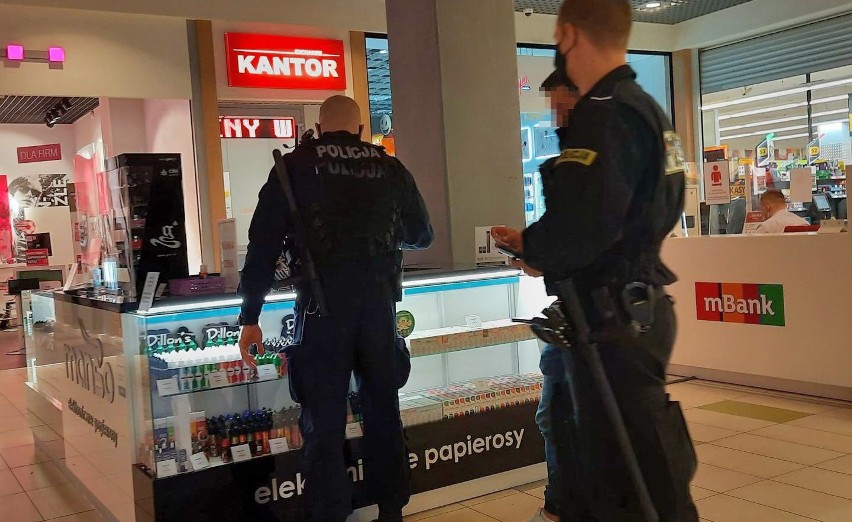 Policjanci od czasu do czasu kontrolują opolskie galerie,...