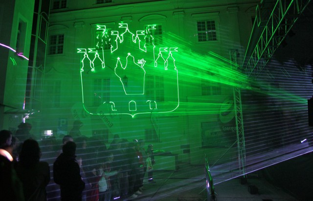 Pokaz laserów na dziedzińcu Ratusza