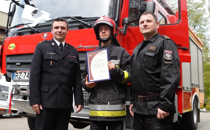 Strażacy nagrodzili Mateusza, bohatera z SP 19 w Rzeszowie [WIDEO]