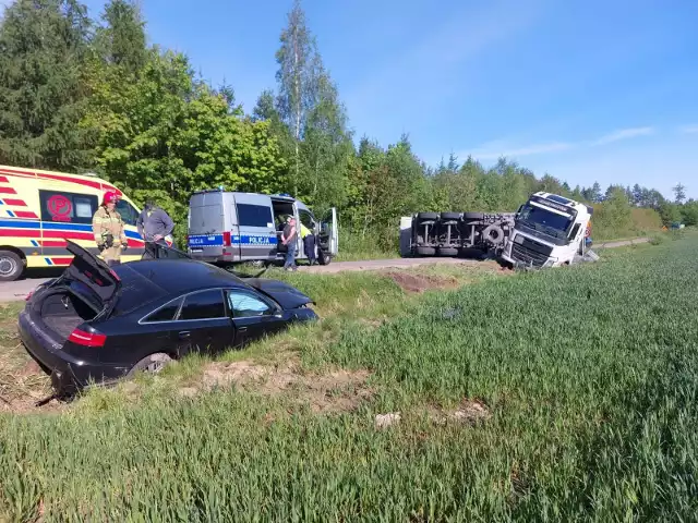 W środę, 8 maja, na skrzyżowaniu w rejonie Krzemienicy i Swołowa, doszło do zderzenia samochodu ciężarowego z osobowym audi. Na miejsce od razu pojechali policjanci słupskiej drogówki oraz straż pożarna. Jedna osoba jest poszkodowana.