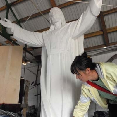Hanna Sergiew przy modelu figury Chrystusa Króla, która do listopada ma stanąć pod Świebodzinem