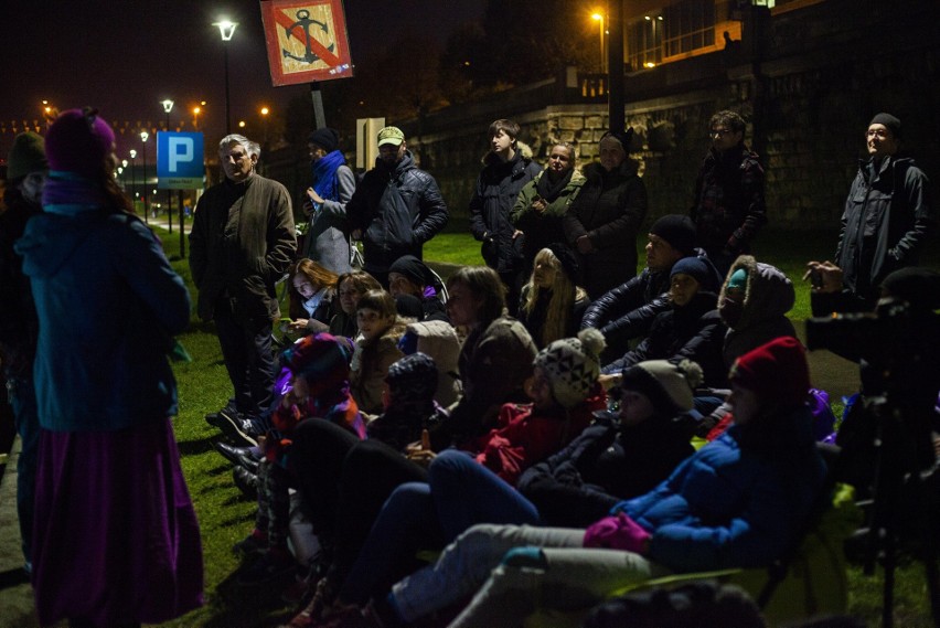 Kraków. "W moim domu śpiewać mi wolno". Niecodzienny występ muzyczny na Wiśle 