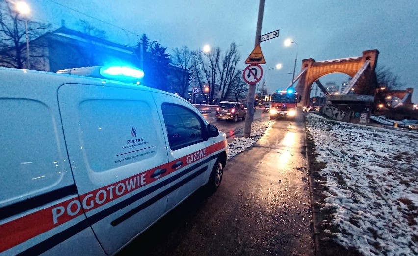 Straż pożarna i policja przy moście Grunwaldzkim we Wrocławiu. Co się tam dzieje? [ZDJĘCIA]
