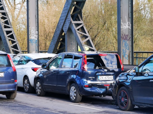 W 2019 roku na polskich drogach statystycznie każdego dnia ginęło 8 osób. Najwięcej zgonów odnotowano w wypadkach z udziałem samochodów osobowych. Odsetek ofiar śmiertelnych we wszystkich zdarzeniach (kolizje  i wypadki) dla aut osobowych był jednak najniższy i wyniósł 0,5%. Fot. Grzegorz Olkowski