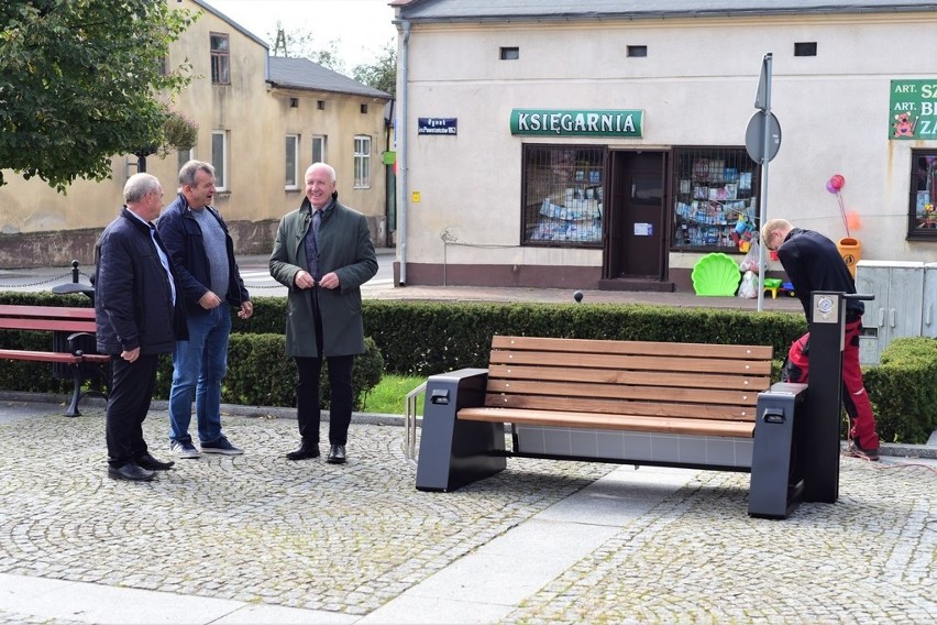 Na rynku w Krzepicach zamontowano... solarną ławkę. Ma kilka...