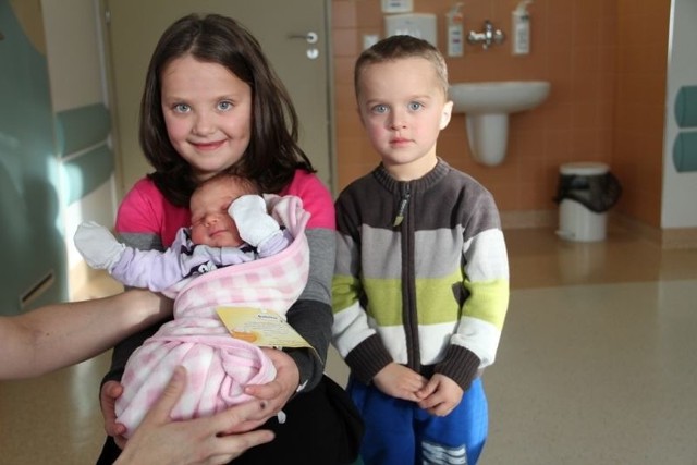 Córka państwa Filiochowskich z Suska Starego urodziła się 1 grudnia. Ważyła 3550g, mierzyła 55cm. Na zdjęciu z siedmioletnią siostrą Karoliną i trzyletnim bratem Miłoszem