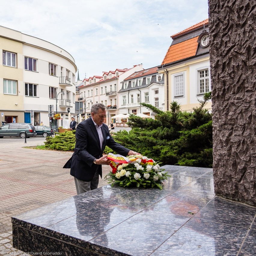 Waldemar Pawłowski składa kwiaty obok Pałacyku Gościnnego