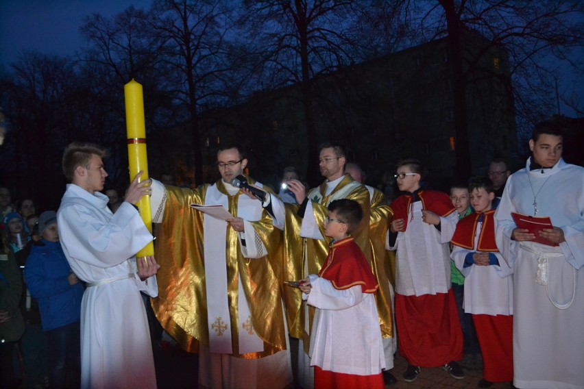 Liturgia Wigilii Paschalnej: święcenie ognia w Myszkowie ZDJĘCIA