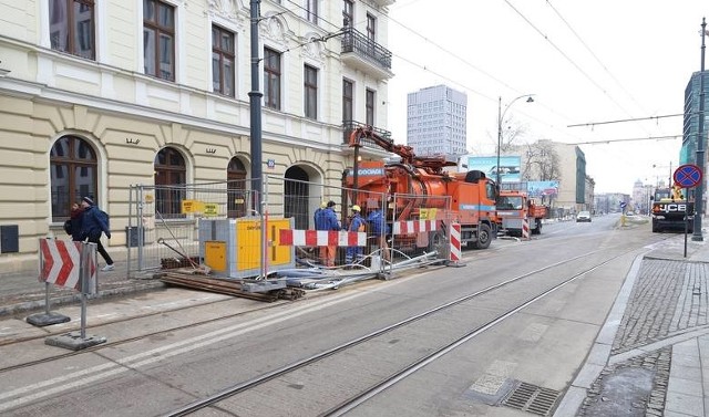 W lutym naprawa awarii kanalizacyjne przy ul. Kilińskiego 89 trwała ponad tydzień. Teraz kolejny tydzień zajmie odtwarzanie nawierzchni jezdni po tym incydencie.